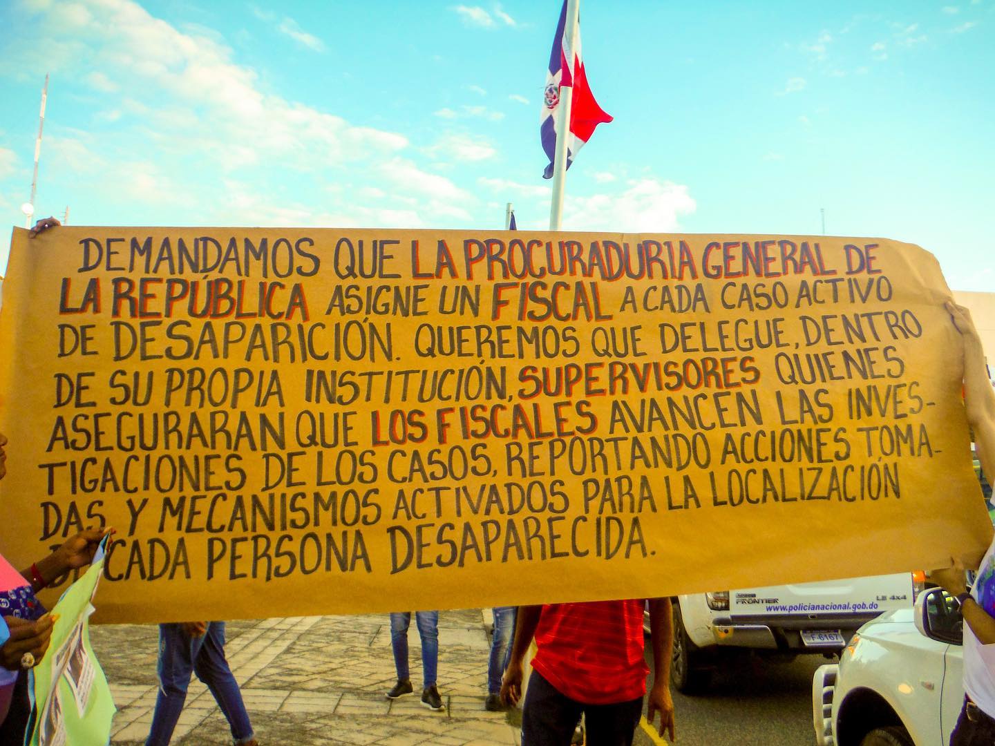 A photo of a protest sign demanding the Dominican Government to provide better processes for reporting and investigating the instances of missing people